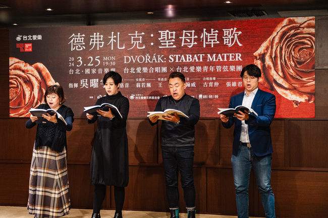 吳曜宇指揮 台北愛樂合唱團「聖母悼歌」內斂情感 | 華視新聞