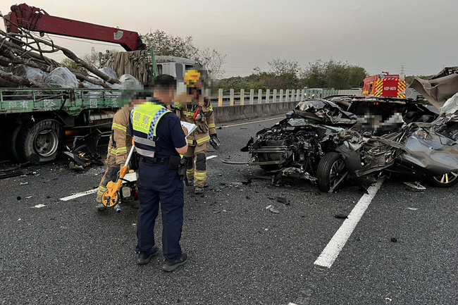國3台南六甲段2車事故 自小客變形嚴重1駕駛身亡 | 華視新聞
