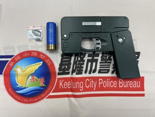 基隆警攻堅毒販跳窗被逮  搜出手機造型折疊槍 | 華視新聞