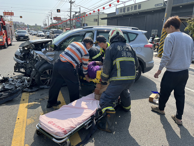 彰化埔心4車追撞釀4傷  2人傷勢危急搶救中 | 華視新聞