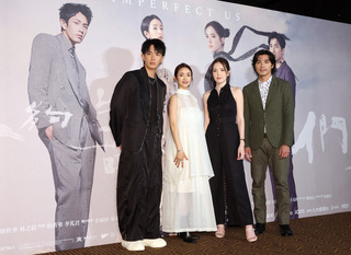 隔20年再合作賀軍翔  林依晨笑虧「鬢角都白了」