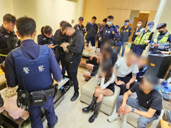 台南警凌晨搜索安平區民宅  查獲毒品逮6人送辦 | 華視新聞