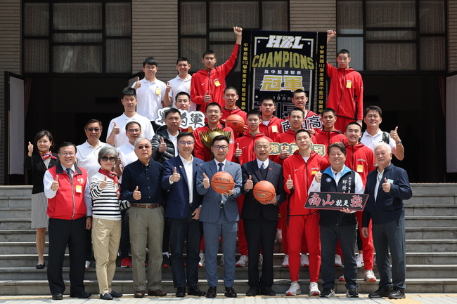 南山高中籃球隊參訪立院  贈韓國瑜、江啟臣簽名球 | 華視新聞
