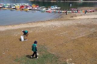 企業動員百人淨日月潭 上街、下湖清出55公斤垃圾