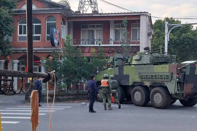 陸軍雲豹裝甲車疑閃避單車  撞上派出所外燈桿 | 華視新聞