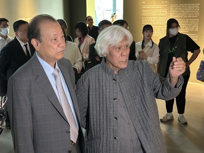 亞大美術館展出王懷慶45件作品 中國皇帝系列吸睛 | 華視新聞