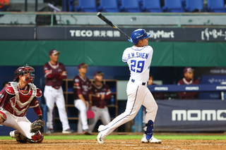 申皓瑋從陳鴻文手中敲再見2分砲 悍將擊敗桃猿