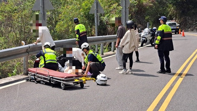 中橫騎車1男被載摔懸崖獲救 友人回頭找手機又撞車 | 華視新聞