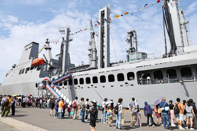 海軍敦睦艦隊開抵安平港 開放登艦軍備陳展吸引人潮 | 華視新聞