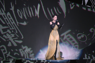 梁詠琪澳門開唱變慶生派對 收家人花束感動泛淚