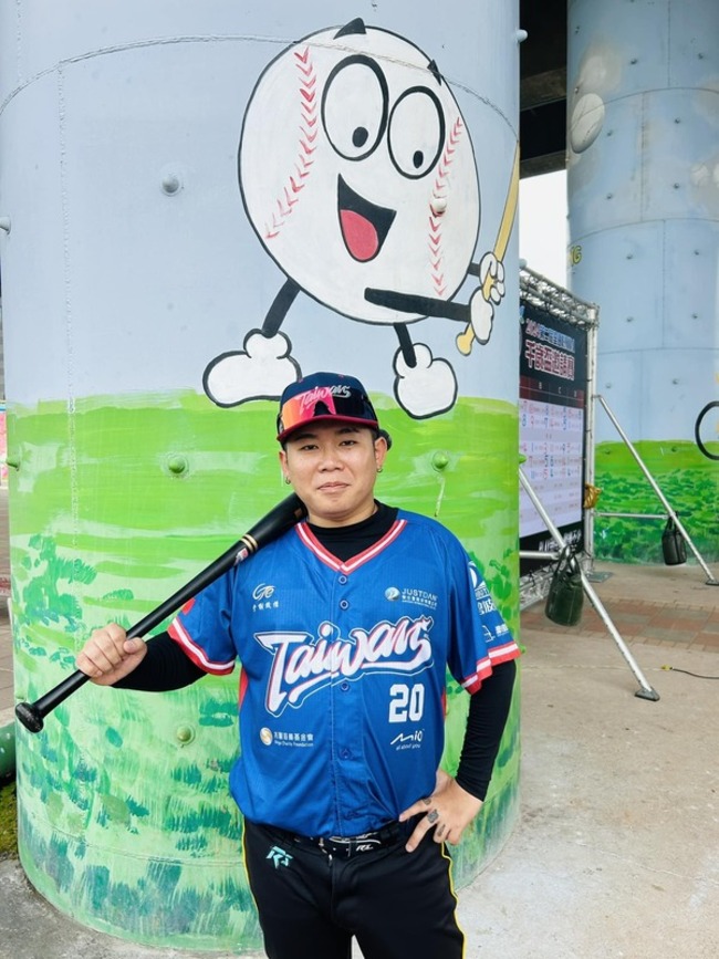 潘瑋杰克服肌肉萎縮 推廣身障棒壘球獲優秀青年 | 華視新聞