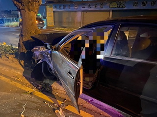 疑精神不濟自撞台18線分隔島 小客車駕駛身亡