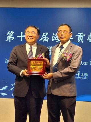 張清風獲海洋貢獻獎  盼推海洋素養鼓勵新血加入