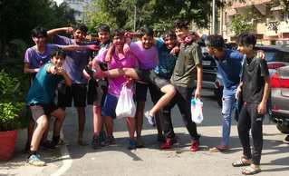 印度歡慶荷麗節 民眾打破種姓互灑彩粉