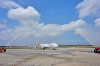 韓亞航「空中女王」最後載客任務 桃機灑水禮迎接