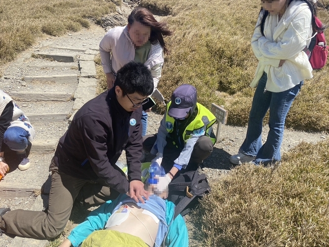 旅遊團攀登石門山  68歲男突倒地吊掛送醫仍不治 | 華視新聞