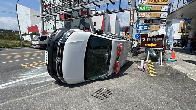 路口對撞自小客車 台東民間救護車翻覆2輕傷 | 華視新聞