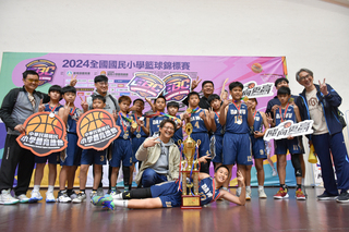 全國小學籃賽台東大武聯隊獲亞軍 黃建賓頒獎力挺