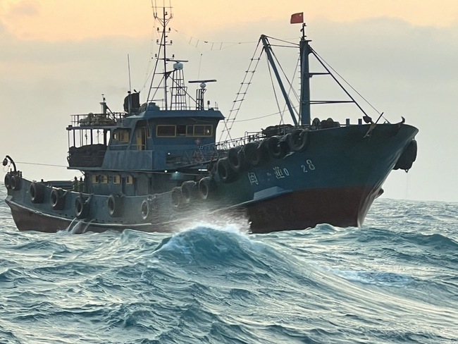 中國漁船又越界 台中海巡隊2天驅逐9艘 | 華視新聞