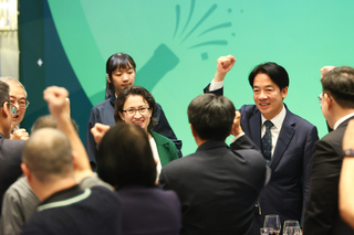 賴清德蕭美琴出席民進黨春酒 感謝服務17年打掃阿姨