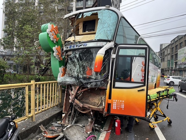 竹東高中校車擦撞護欄車頭損毀 司機學生7傷送醫 | 華視新聞