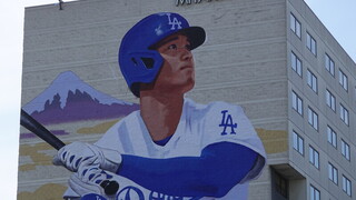 大谷翔平11樓壁畫高掛小東京 藝術家封洛杉磯之光