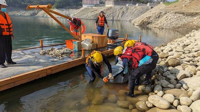 落水失聯逾2週  鯉魚潭水庫抽泥工人遺體浮起 | 華視新聞