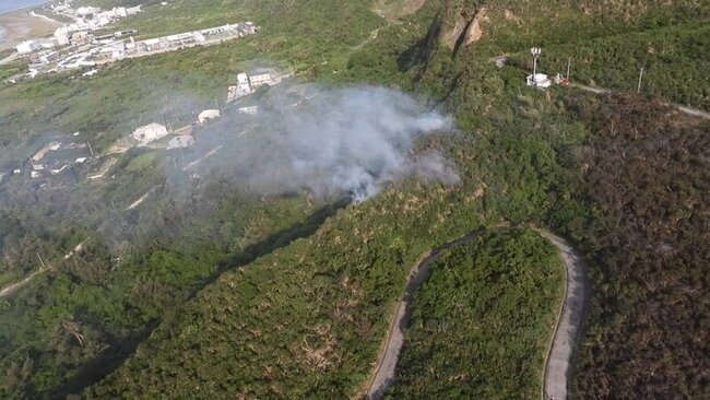 綠島氣象站旁雜草林木燃燒  黑鷹直升機灑水控制 | 華視新聞