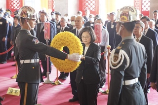 蔡總統赴忠烈祠致祭 慰問遺族代表