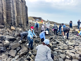 手作堆砌塊石步道 澎湖池西岩瀑更美