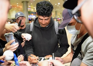 統一獅傳奇洋將賀亮德抵台 大批球迷等候歡迎