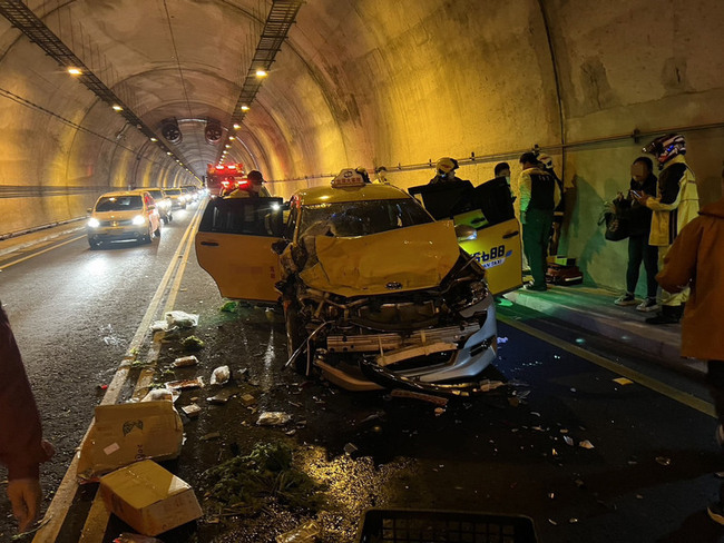 台62線瑪陵隧道4車追撞 5人輕傷送醫 | 華視新聞