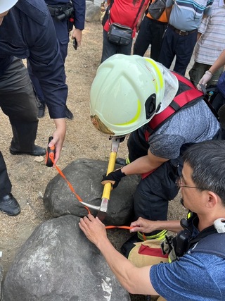 寵物牽繩卡石縫卻謊報受困 消防局：最高可罰5萬