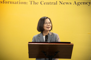 中央社百年攝影展 蔡總統：見證台灣走在民主道路上