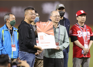 資深球迷等待大巨蛋29年 中職賽前頒發貴賓證