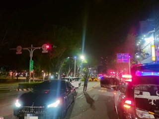 高雄瑪莎拉蒂左轉改直行 後車減速釀5車追撞