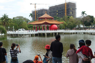 紅球計畫移展台南公園念慈亭  搭配水景視角多