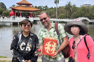 紅球台南掀熱潮  上班族自製迷你雕塑贈藝術家