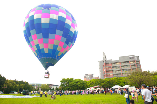 台北大學櫻花祭 熱氣球升空俯瞰三鶯美景 | 華視新聞