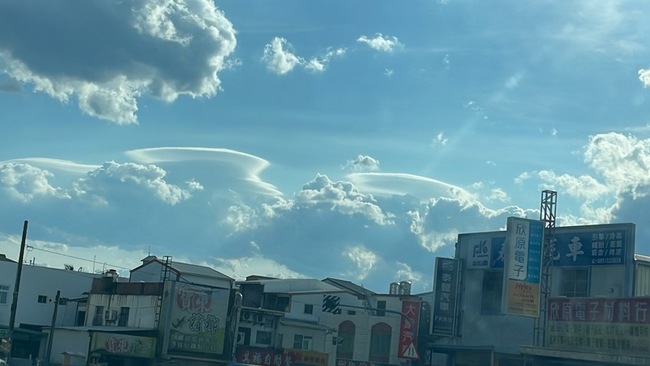 台東大武山頭出現飛碟雲 氣象站說明為莢狀雲 | 華視新聞