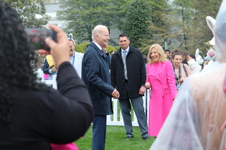 白宮草坪滾彩蛋慶祝復活節 拜登逗小孩零距離