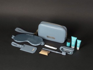 華航機上旅行包改款  與國際時尚休閒品牌合作