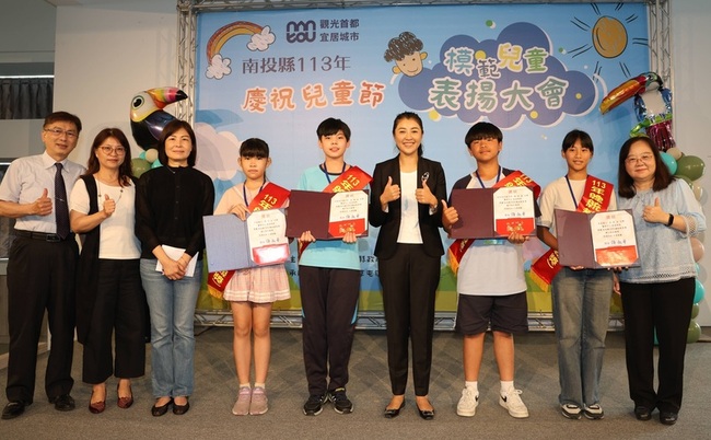 南投表揚模範兒童 許淑華：編列6千萬推數位學習 | 華視新聞