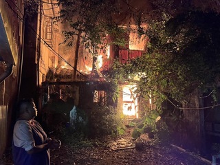 基隆民宅暗夜全面燃燒 母命喪火窟女嗆傷送醫