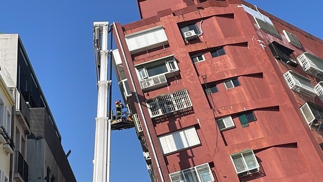花蓮地震  市區1房屋傾斜8人受困、警消救援 | 華視新聞