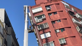 花蓮地震  市區1房屋傾斜8人受困、警消救援