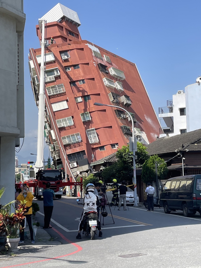花蓮地震 花蓮天王星大樓傾斜救出9人、有人待援 | 華視新聞