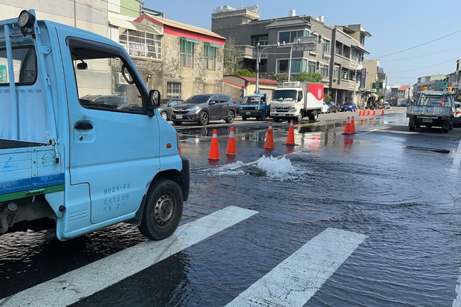 台南關廟地震後路面冒自來水 管制交通搶修 | 華視新聞