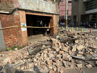 花蓮強震 基隆危樓牆面坍塌磚頭掉落無人傷