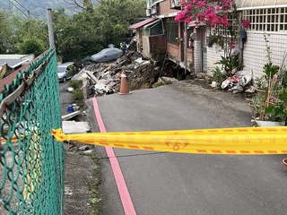 新店安泰路8建物地基下陷 住戶：看到房子被抬起